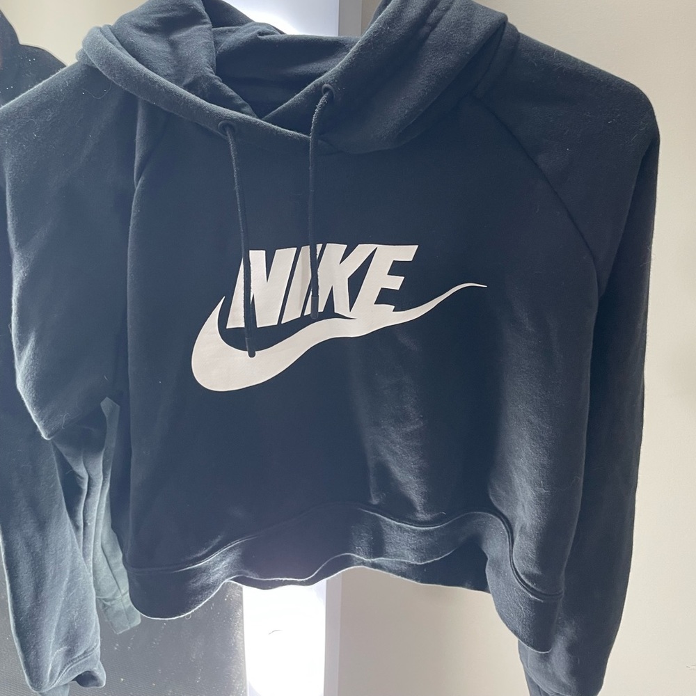 Nike Women's Sportswear Essential Cropped Hoodie (black)